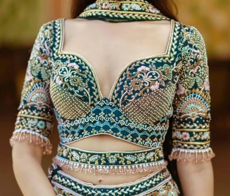 Aari Work Blouse : आरी वर्क ब्लाउज़ के लेटेस्ट और ट्रेंडी डिज़ाइन आपको देंगे क्लासी लुक, देखे डिज़ाइन