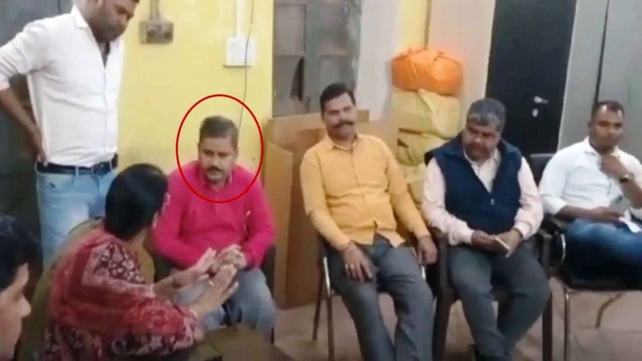 लोकायुक्त ने डीईओ बाबू को 20 हजार रुपए रिश्वत लेते रंगे हाथों किया गिरफ्तार