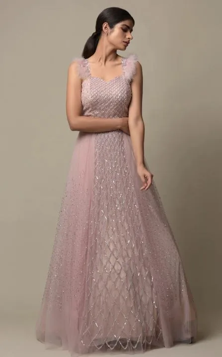 Pink Indowestern Gown : यह खूबसूरत इंडोवेस्टर्न गाउन आपको देगा जबरदस्त लुक, देखें डिजाइन