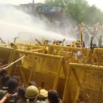 देशभर में AAP कार्यकर्ता और समर्थक कर रहे प्रदर्शन, पुलिस ने समर्थकों पर की पानी की बौछार