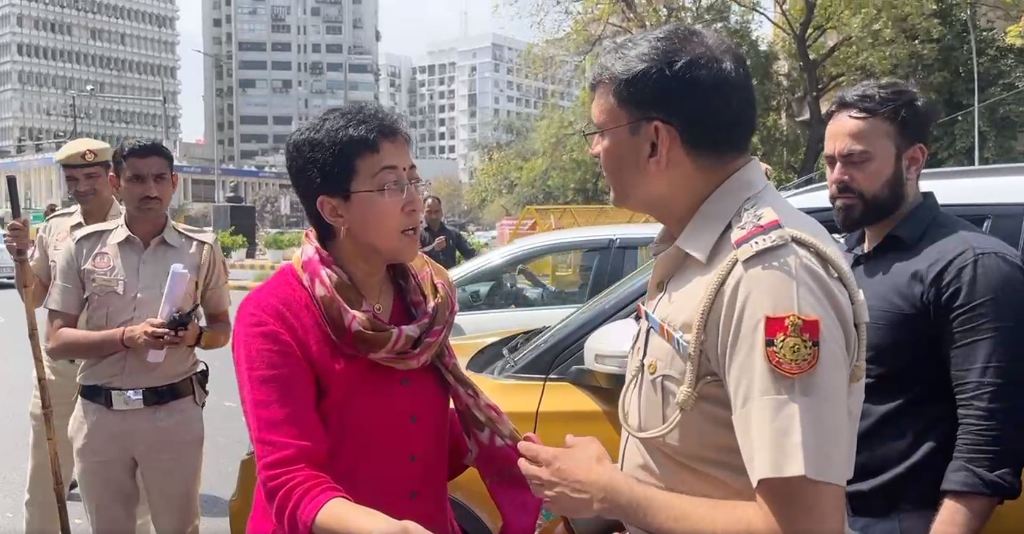 CM Arvind Kejriwal Update : पुलिस ने आतिशी को घर लौटने से रोका, पढ़ें आज का पूरा अपडेट