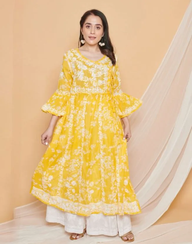 Chikankari Kurti : ट्रेंडी समर लूक देंगे ये चिकनकारी कुर्ती, देखे डिज़ाइन