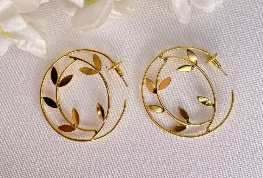 Hoop Earrings : हूप इयररिंग के लेटेस्ट डिज़ाइन देंगे परफेक्ट ऑफिस लूक
