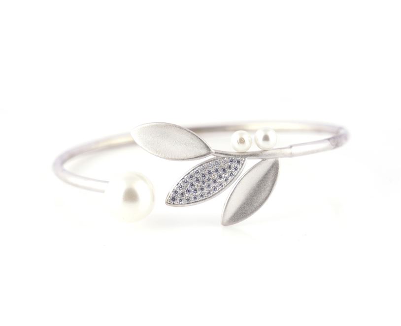 Pearl Bangle : पर्ल बेंगल के बेहतरीन डिज़ाइन आपको देंगे क्लासी लूक