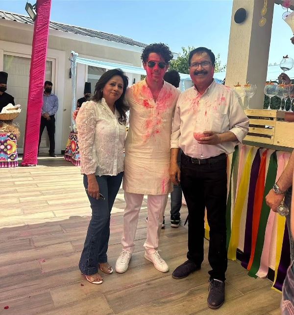 Priyanka Chopra and Nick Jonas are crazy about Holi, watch video