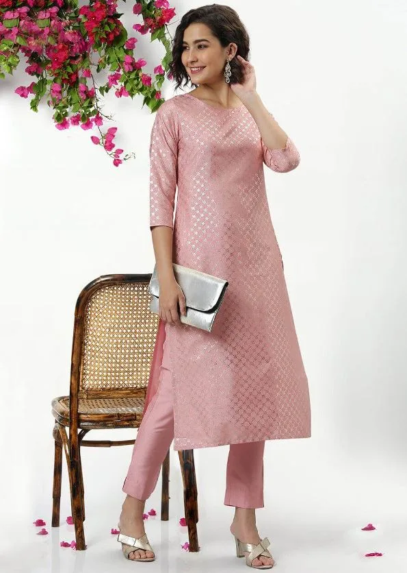 Trendy Kurta Design : रोजाना पहनने के लिए बेहद खास है ये कुर्ता सेट, देंगे एलिगेंट लुक