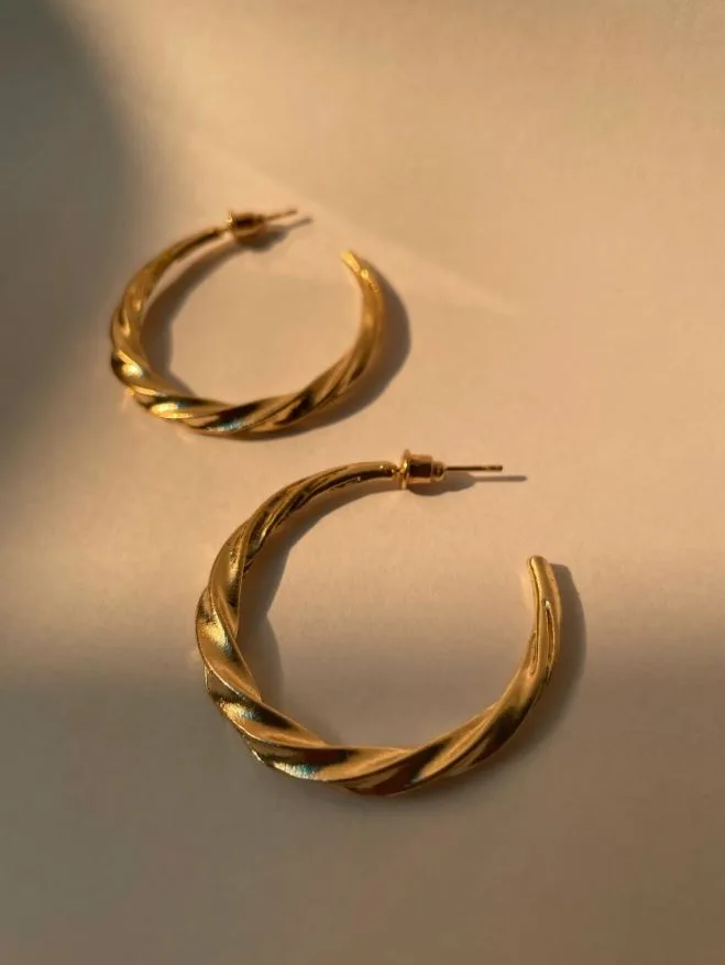 Hoop Earrings : हूप इयररिंग के लेटेस्ट डिज़ाइन देंगे परफेक्ट ऑफिस लूक