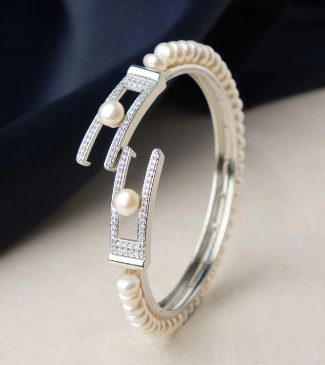 Pearl Bangle : पर्ल बेंगल के बेहतरीन डिज़ाइन आपको देंगे क्लासी लूक