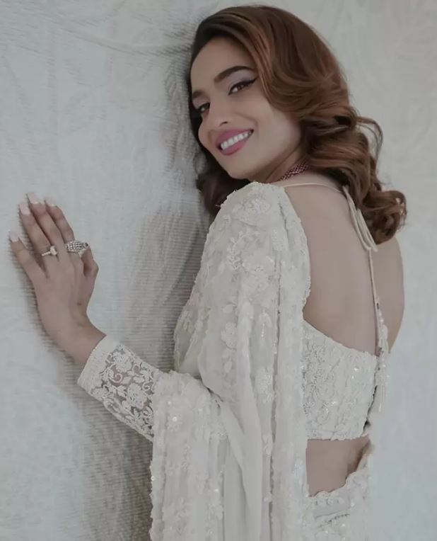 Dori Blouse Design : समर सीज़न मे पहनने के लिए बेस्ट है ये डोरी बैक ब्लाउज़, देखे डिज़ाइन