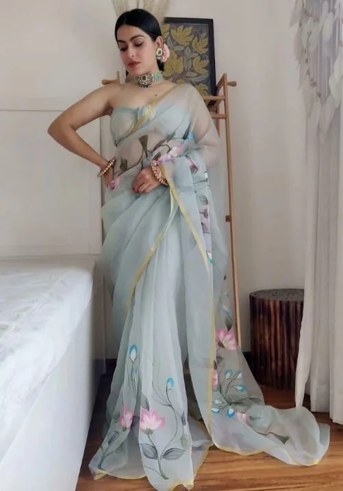 Organza Saree : कंफर्ट के साथ स्टाइल भी देंगी ये ऑर्गेंजा साड़ियां, देखें डिजाइन