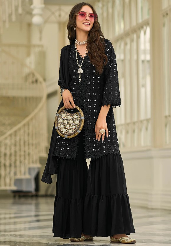 Gharara Suit : शादियों मे पहनकर जाने के लिए बेस्ट है ये ग़रारा सूट, देखे डिजाइन