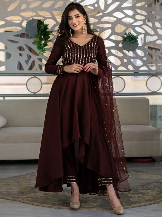 Suit Design : शाही लुक पाने के लिए ट्राई करें ये 4 कलर सूट