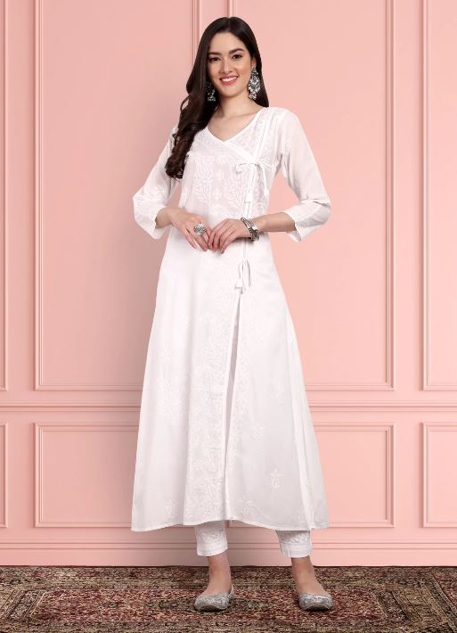Chikankari Kurti : फेस्टिव से लेकर रोजाना पहनने के लिए ट्राई करे चिकनकारी कुर्ती