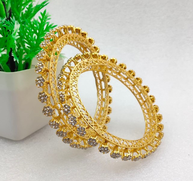 Bangle Design : शादियों मे दुल्हनों के देने के लिए बेस्ट है ये चूड़ियों के डिजाइन