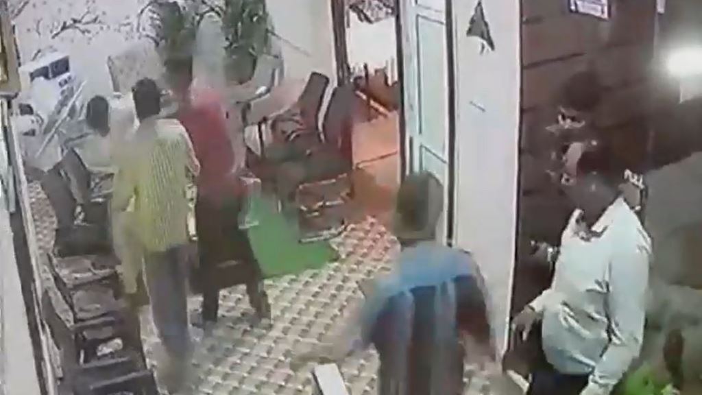 बीजेपी नेता राजा भैया गुर्जर की घर में घुसकर पिटाई, वीडियो वायरल