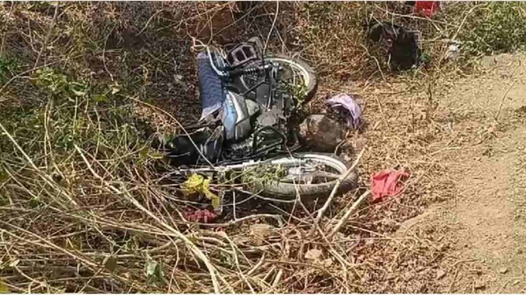 Accident News : दर्दनाक हादसा ; तेज रफ्तार कार ने बाइक सवार को मारी टक्कर, पति- पत्नी और दो बच्चे मौत
