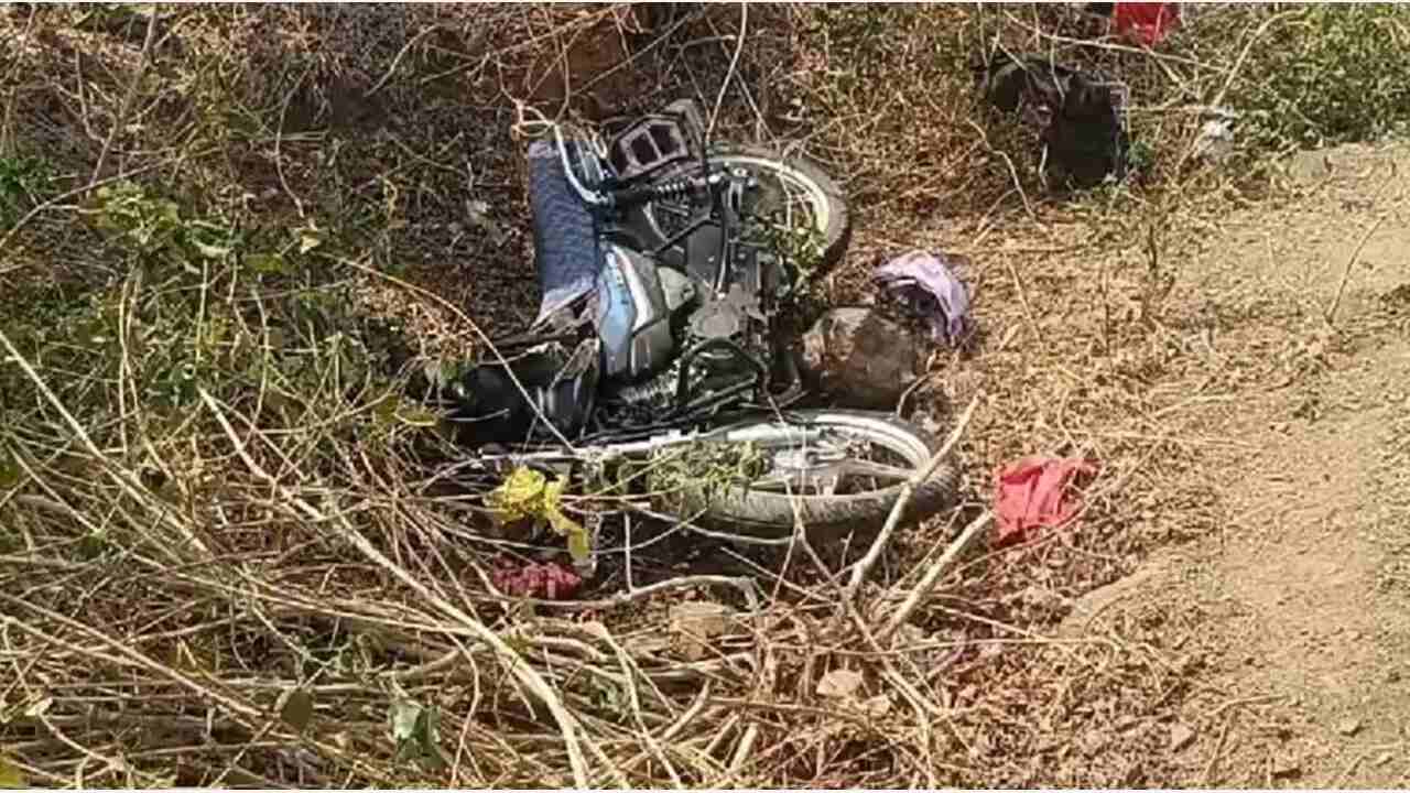 Accident News : दर्दनाक हादसा ; तेज रफ्तार कार ने बाइक सवार को मारी टक्कर, पति- पत्नी और दो बच्चे मौत