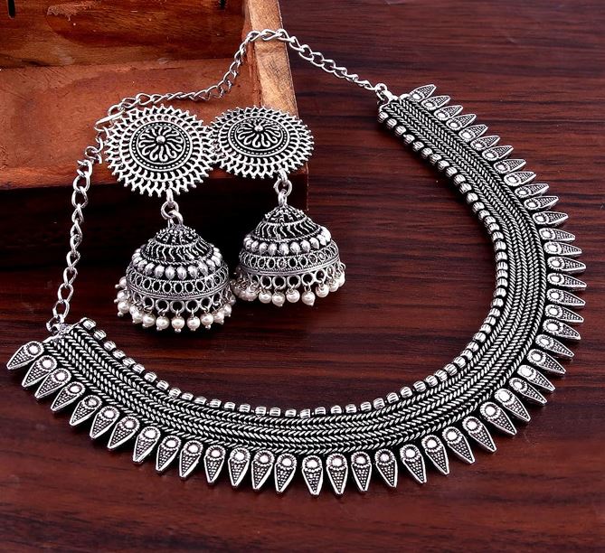 3 नेकलेस सेट जो आपको इस शादी के सीज़न में पहनने चाहिए