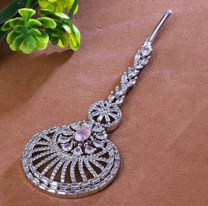Maang Tikka Design : दुल्हनों को मांग मे पहनने के लिए बेस्ट है ये मांग टीका, देखे डिजाइन