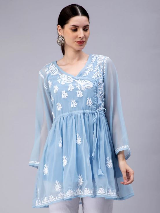 Chikankari Outfit : गर्मियों में ट्राई करे चिकनकारी ऑउटफिट, चिकनकारी ड्रेस में दिखेंगी खुबसूरत