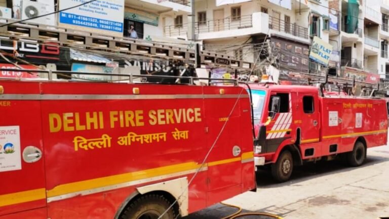 दिल्ली के एक अस्पताल में लगी भीषण आग, आग पर काबू पाने के लिए दमकल की 5 गाड़ियां जुटी