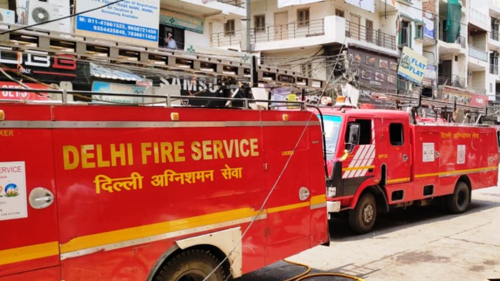 दिल्ली के एक अस्पताल में लगी भीषण आग, आग पर काबू पाने के लिए दमकल की 5 गाड़ियां जुटी