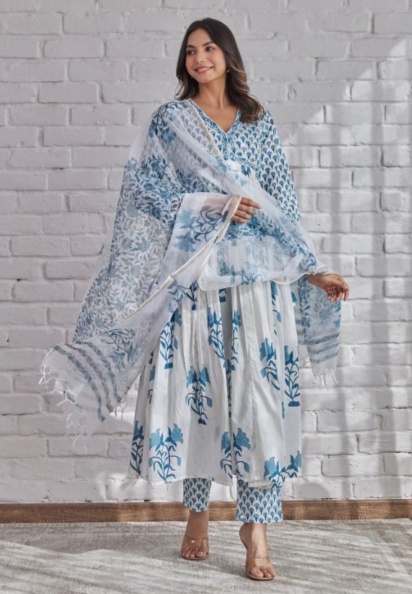 Kurta Collection For Women : कम्फर्ट के साथ मिलेगा ट्रेंडी लूक, देखे डिज़ाइन