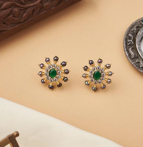 Gold Stud Earrings : इयररिंग के छोटे डिज़ाइन आपकी खूबसूरती में चार चाँद लगा देंगे