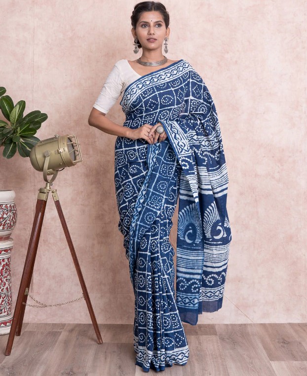 Indigo Print Saree : इंडिगो प्रिंट साड़ी को स्लीवलेस ब्लाउज के साथ पहने, आपको मिलेगा बेहद आकर्षक लुक