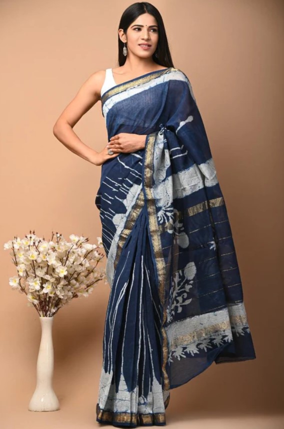 Indigo Print Saree : इंडिगो प्रिंट साड़ी को स्लीवलेस ब्लाउज के साथ पहने, आपको मिलेगा बेहद आकर्षक लुक