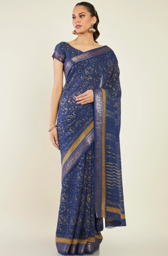 Indigo Print Saree : इंडिगो प्रिंट साड़ी को स्लीवलेस ब्लाउज के साथ पहने, आपको मिलेगा बेहद आकर्षक लुक