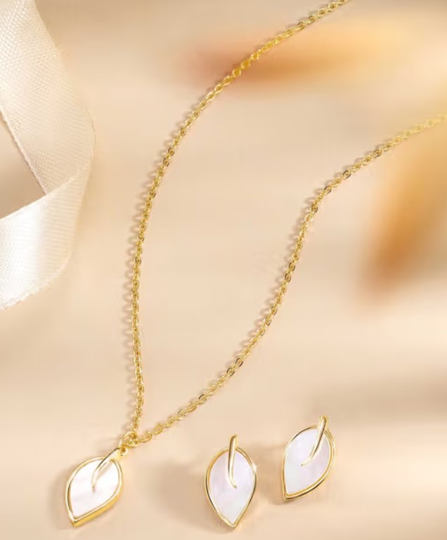 Light Weight Gold Necklace : नेकलेस के हल्के डिजाइन आपको देंगे ट्रेंडी और क्लासी लुक