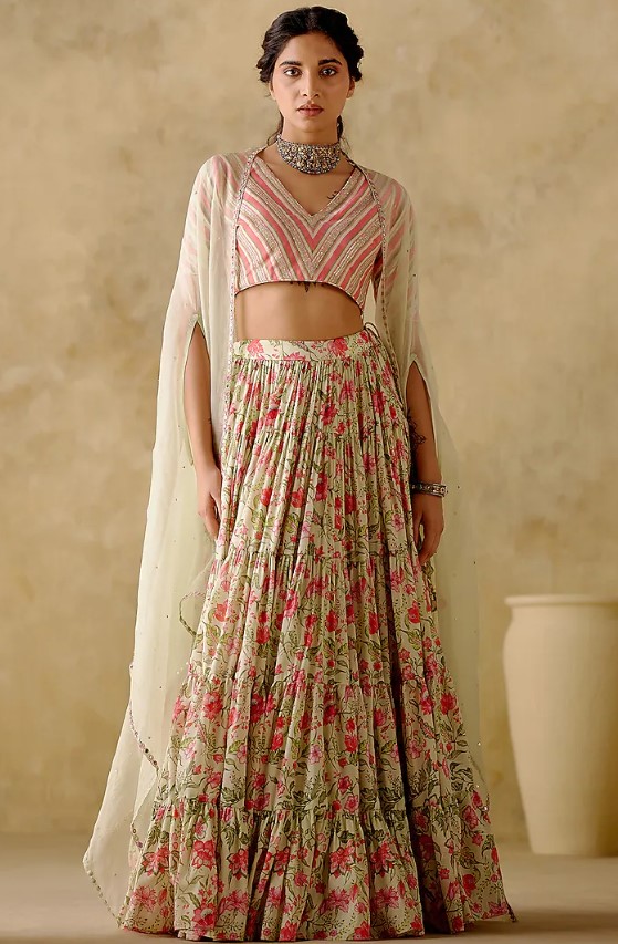 Party Wear Lehnga : अपनी खूबसूरती से महफ़िल लूटना चाहती है तो ट्राई करे ये लहंगे