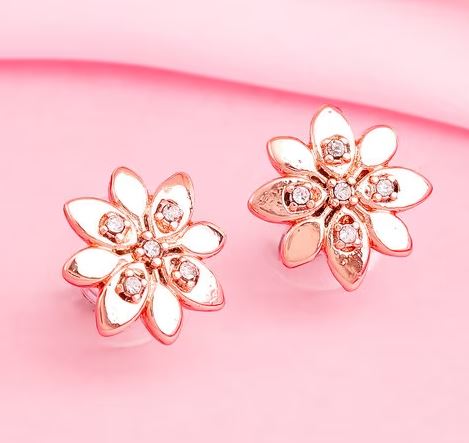 Gold Stud Earrings : इयररिंग के छोटे डिज़ाइन आपकी खूबसूरती में चार चाँद लगा देंगे
