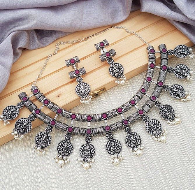 Red Stone Stud Necklace : शादी ब्याह में पहने ये क्लासी ज्वेलरी, आपको देंगे ट्रेंडी लुक