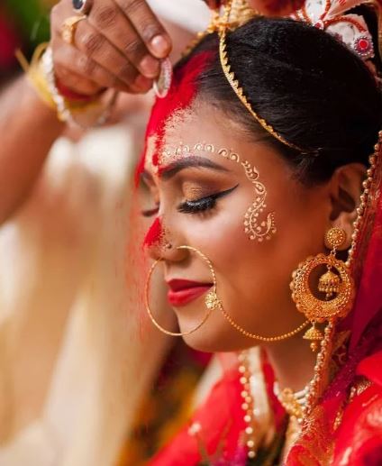 हिन्दू धर्म में सोहल श्रृंगार का क्यों है इतना महत्त्व , जानिए इसके पीछे का अद्भुत कारण