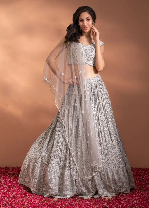 शादियों मे नया और डिफरेंट लुक पाने के लिए ट्राई करे Lehenga Suit, देखे डिज़ाइन