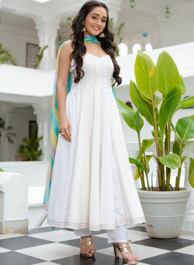 White Suit Collection : कम्फर्ट फील के साथ कूल लुक देंगी ये व्हाइट सूट, देखे डिज़ाइन