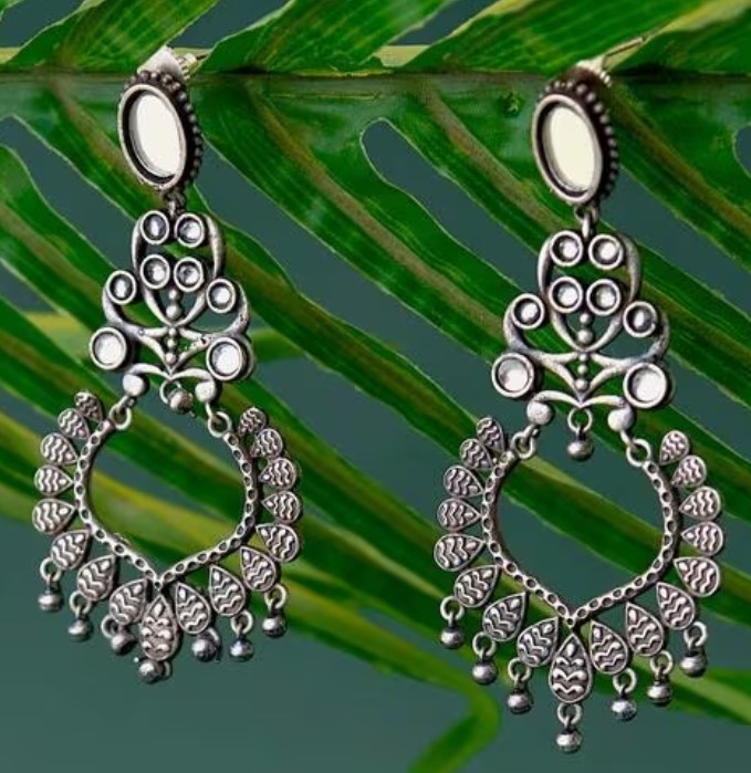 Earrings Design : इंडो-वेस्टर्न आउटफिट के साथ स्टाइल करें ये आकर्षक इयररिंग्स, दिखेंगी बहुत प्यारी