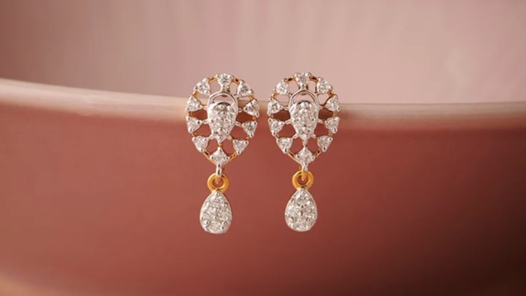 Diamond Earrings : वेस्टर्न आउटफिट के साथ स्टाइल करें ये डिजाइनर इयररिंग्स, मिलेगा क्लासी लुक