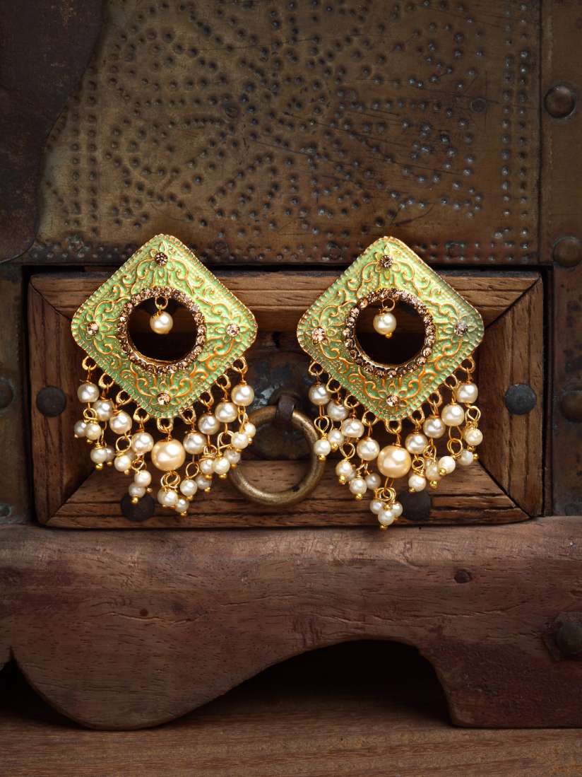 Earrings Design : इंडो-वेस्टर्न आउटफिट के साथ स्टाइल करें ये आकर्षक इयररिंग्स, दिखेंगी बहुत प्यारी