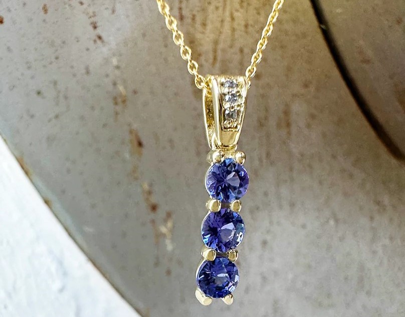 Gold Pendants : 5 गोल्ड पेंडेंट जो महिलाओं के लिए एकदम सही उपहार हैं