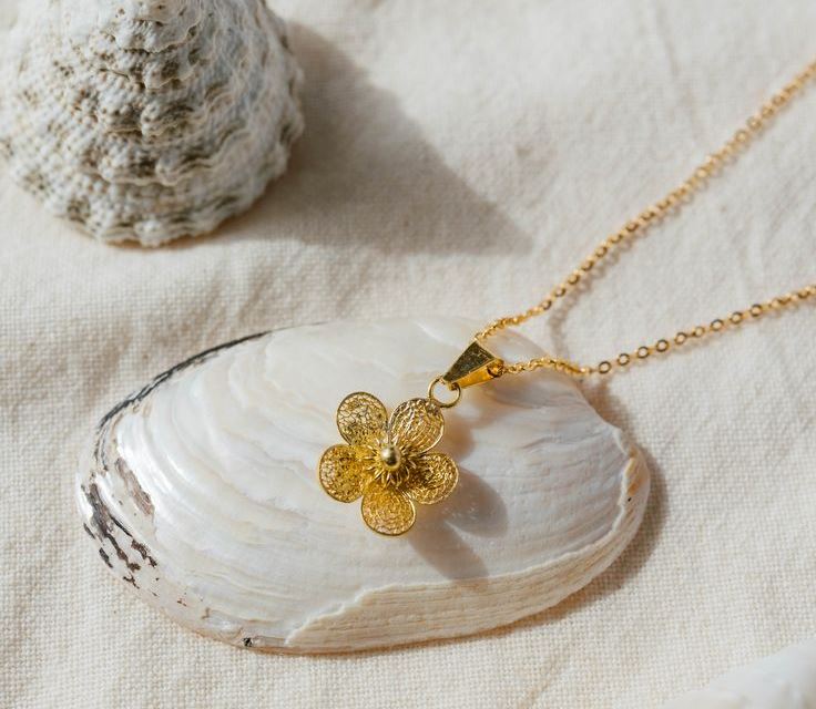 Gold Pendants : 5 गोल्ड पेंडेंट जो महिलाओं के लिए एकदम सही उपहार हैं Gold Pendants : 5 गोल्ड पेंडेंट जो महिलाओं के लिए एकदम सही उपहार हैं