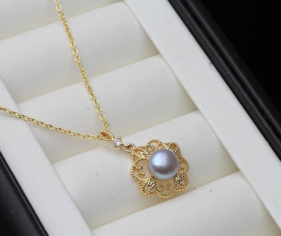 Gold Pendants : 5 गोल्ड पेंडेंट जो महिलाओं के लिए एकदम सही उपहार हैं