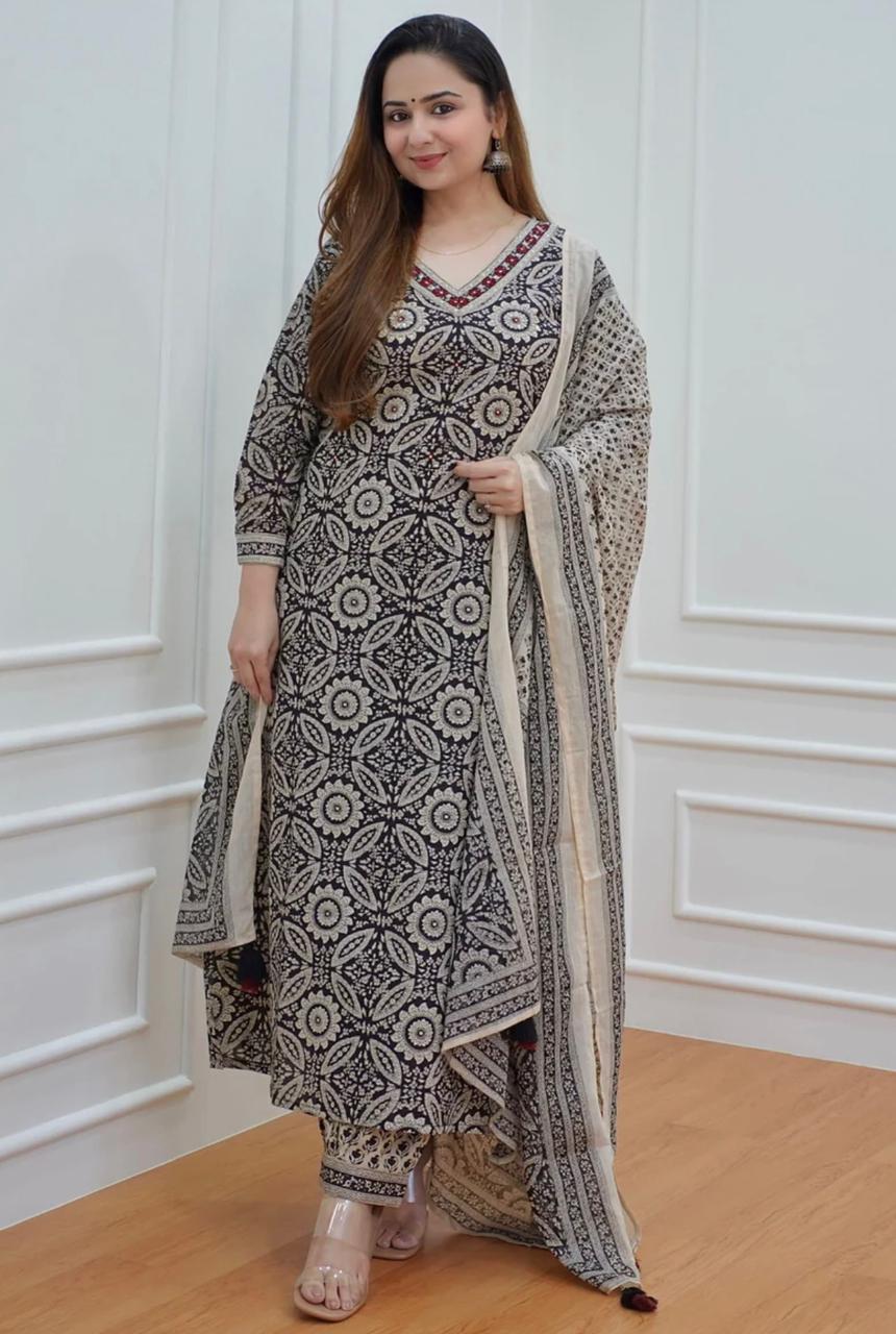 Afghani Salwar Suit : कम्फर्ट और एलिगेंट लुक के लिए ट्राई करे ये अफगानी सलवार सूट