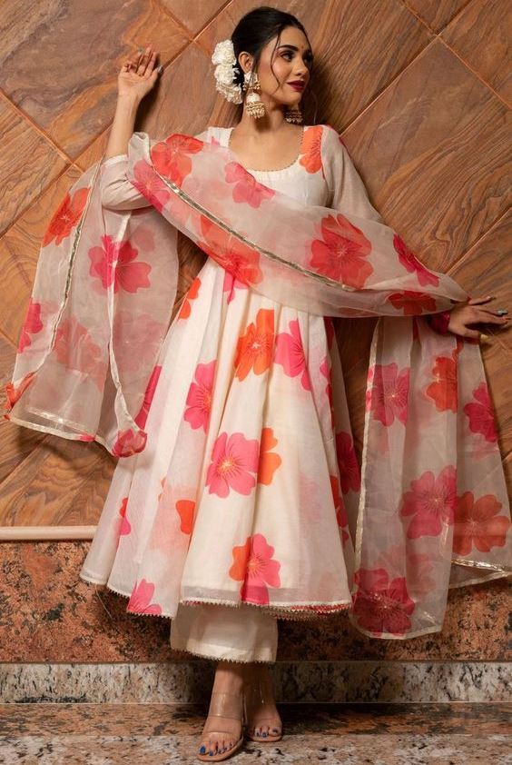 Anarkali Suit को विभिन्न अवसरों पर स्टाइल करने के कुछ खास टिप्स!