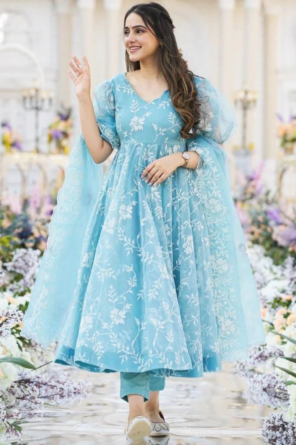 Organza Suit Set : ट्रेंडी और अट्रैक्टिव लूक पाने के लिए पहने ओर्गंज़ा सूट, देखे डिज़ाइन