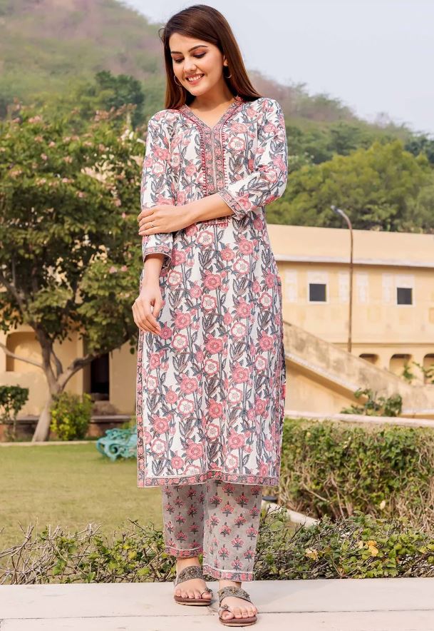 Cotton Kurta For Women : ये कॉटन सलवार सूट के ट्रेंडी डिज़ाइन आपको देंगे खूबसूरत लूक