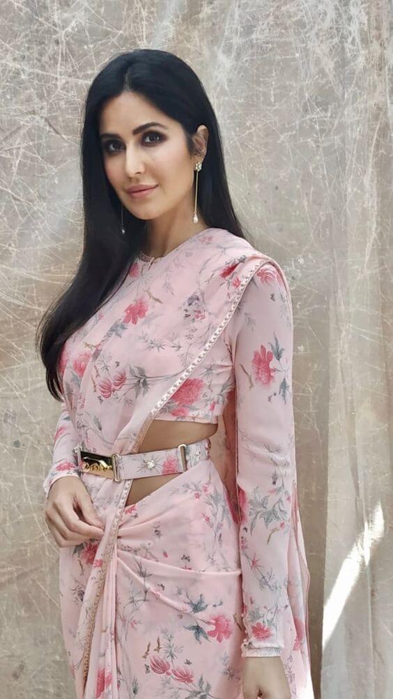 Saree Blouse Designs : साड़ियों का लुक और भी निखार जाएगा जब पहनकर जाएंगी ये स्टाइलिश ब्लाउज़, देखे डिज़ाइन