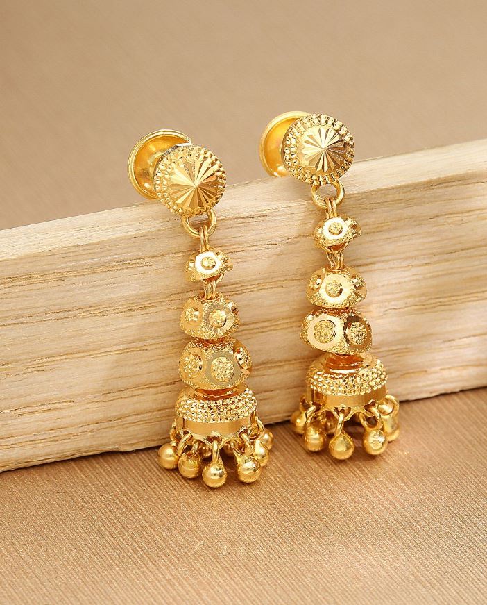 Gold Earring Design : गोल्डन ईयररिंग्स के बेहद खूबसूरत डिजाइन आपको देंगे नया और अनोखा लुक